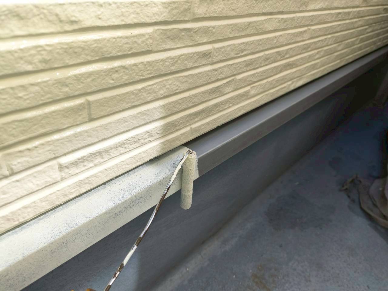 水切り材に保護材を塗装中